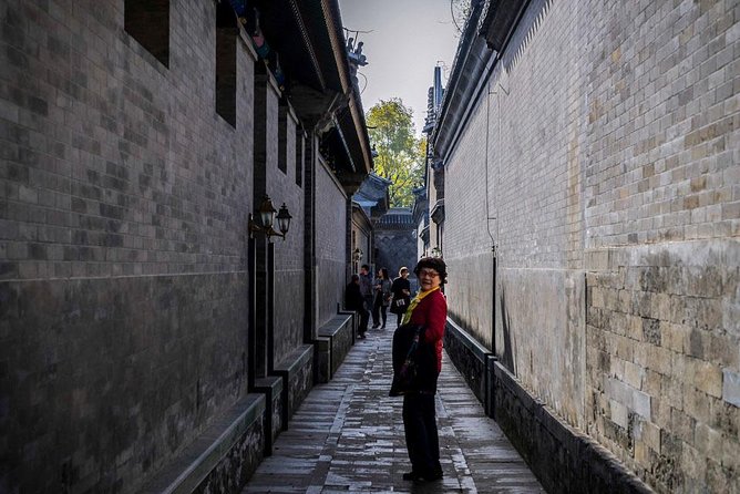 3-Hour Private Hutong Walking Tour with Drum Show at Drum Tower and Tea Tasting - Stop 1: Houhai (Back Lakes) Hutong Walk for Quick Orientation