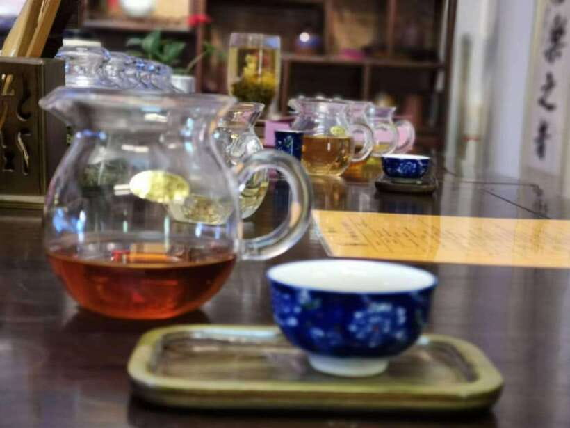 4-Hour Shanghai Best Garden and Temple Tour with Tea Tasting - Old Town Bazaar: Qing Dynasty streets, crafts, and the nine lucky bridge