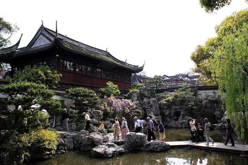 4-Hour Shanghai Best Garden and Temple Tour with Tea Tasting - Yu Garden: 500-year-old design, dragon wall views, and pavilions