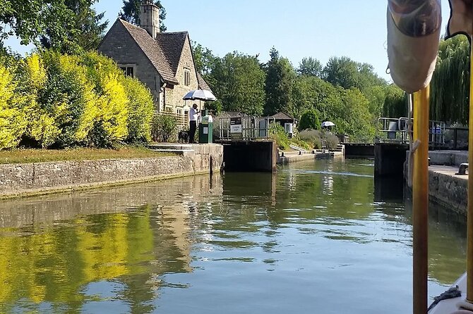 Afternoon Tea Sightseeing River Cruise in Oxford - Iffley Lock: the built-in highlight (and the mood shift)