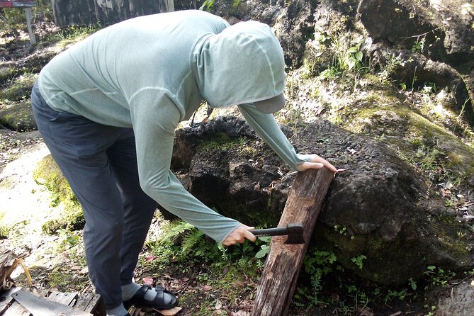 Big Island Jungle Tour with Guava Green Tea - Outdoor art gallery time and the hands-on carving moment