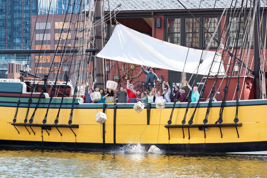 Boston: Boston Tea Party Ships and Museum Interactive Tour - Inside the museum: 3D holograms that argue back and forth