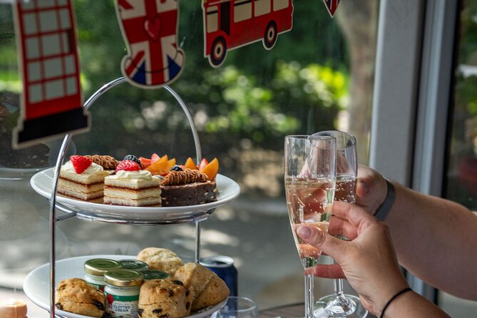 Buckingham Palace & Afternoon Tea Sightseeing Tour with PG Tips - The audio/headset factor: helpful when you’re tracking rooms