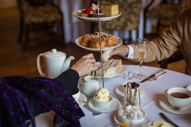 Buckingham Palace, St James Palace & Tea at Kensington Palace - Starting in Green Park: the route that steers away from crowds