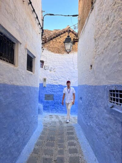 Chefchaouen: Hidden Gems Guided Tour with Mint Tea - Meeting your guide and stepping into the medina maze