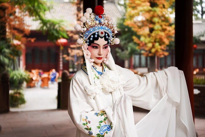 Chengdu Signature Opera Face Changing and Tea - Shufeng Yayun and Qingyang Palace: why the setting matters