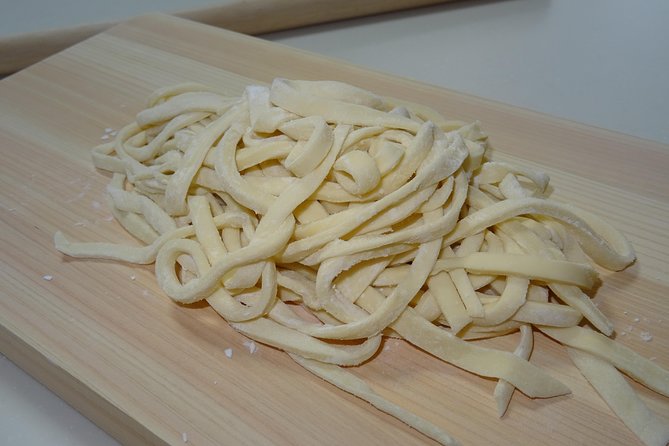 Experience all of Japanese culture and Japanese food experience classes "origami, udon, Japanese food, green tea, calligraphy" in 4 hours - Calligraphy on Colored Paper: Your Name as the Keepsake