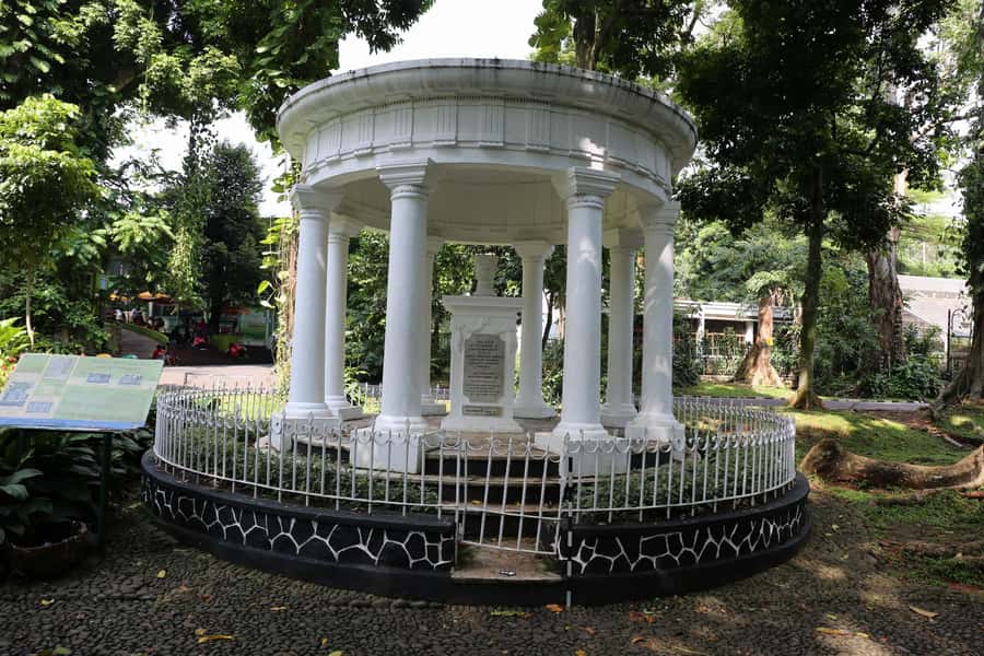 From Bandung: Tea Plantation and Botanical Garden Tour - Puncak Bogor Tea Plantation: Views, Walks, and a Tea Bridge