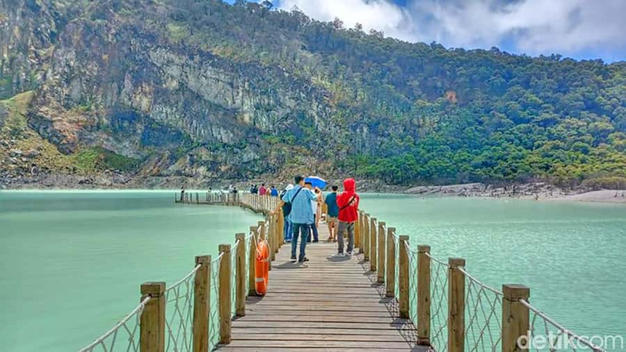 From Jakarta : White Crater , Pinisi Lake , Tea Plantation - A Long Day From Jakarta: Timing and What You’re Really Buying