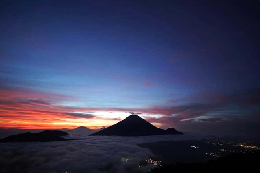 From Yogyakarta: Dieng Tour, Golden Sunrise & Tea Plantation - Breakfast and local food: what to order on the plateau