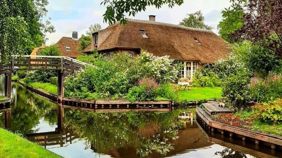 Giethoorn : 1 Hour Canal Cruise in Village With Coffee/Tea - Key Things You’ll Notice on This Giethoorn Cruise