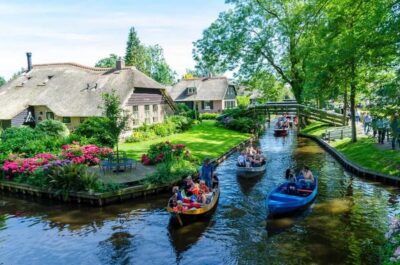 Giethoorn : 1 Hour Canal Cruise in Village With Coffee/Tea - Cruising Giethoorn’s Canal District: Thatched Homes, Bridges, and Story Time
