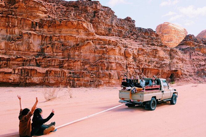 Half day Jeep Tour in Wadi Rum incl. water and Bedouin tea - Small Arch: photo opportunities and a bit of scrambling
