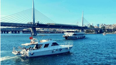 İstanbul: Bosphorus Private Yacht Cruise with Tea and Coffee - Meeting by Galata: Simple Start, No Hotel Pickup