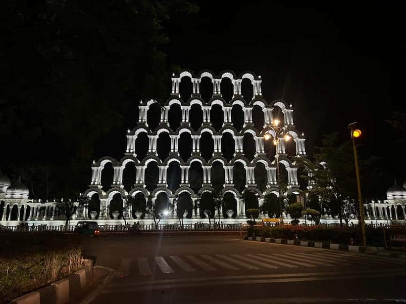 Jaipur: City Night Tour with Patrika Gate & Masala Chowk Tea - Hawa Mahal and the Albert Hall Museum Stop: Big Facades, Real Time