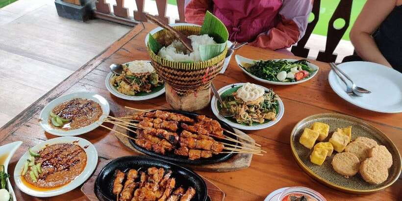 Jakarta: Volcano, Tea/Rice Fields, Hot Spring, Local Food - Subang fruit paradise: start with honey pineapple and surprises