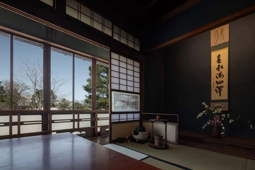 Kanazawa: Tea Ceremony Experience at Kenrokuen - Views by Season: Cherry Blossoms, Autumn Leaves, or Snow