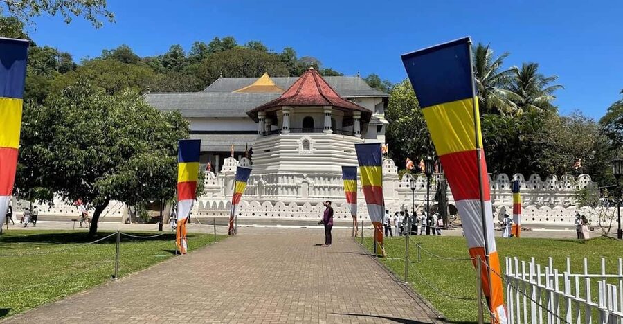 Kandy & Pinnawala & Tea Factory Full Day Tour From Negombo - Kandy lake area: Lake Club and Kandy Lake photo time