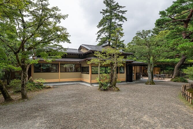 Kenrokuen Tea Ceremony Experience in Kanazawa - Kenrokuen Garden Timing: Meeting Point, Entrance Fee, and Punctuality