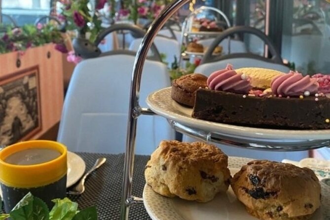 London Afternoon Tea Bus and Panoramic Tour on Lower Deck - Service style and how it affects the vibe