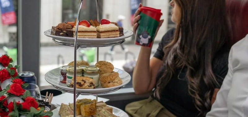 London: Afternoon Tea Bus Tour & London Eye Option - London Eye Upgrade: 135 Metres of Views, With Your Ticket Done Separately