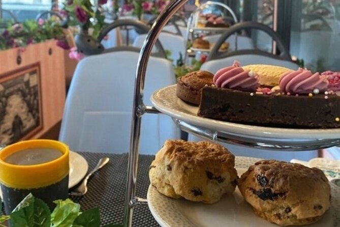 London Afternoon Tea Bus with Panoramic Tour - How the commentary works: helpful, but not a full narration
