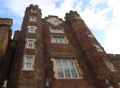 London: Buckingham Palace Walk & Tea at Kensington Palace - Start in Green Park and get oriented fast