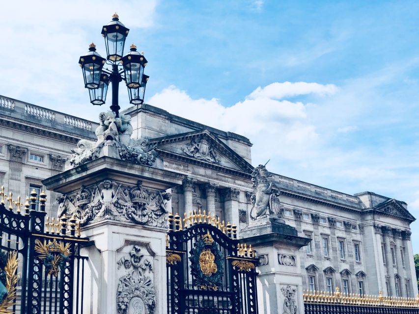 London: Buckingham Palace Walk & Tea at Kensington Palace - Buckingham Palace and the guard: ceremony details that make photos better