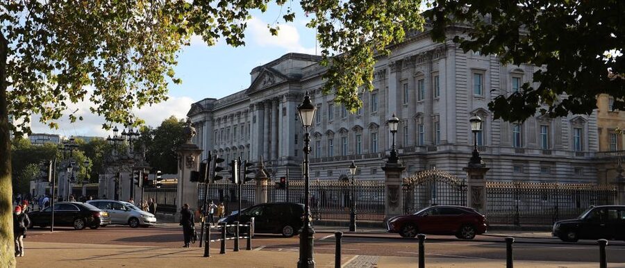 London: Buckingham Palace Walk & Tea at Kensington Palace - A red bus ride to Royal Albert Hall: the local-feeling stretch