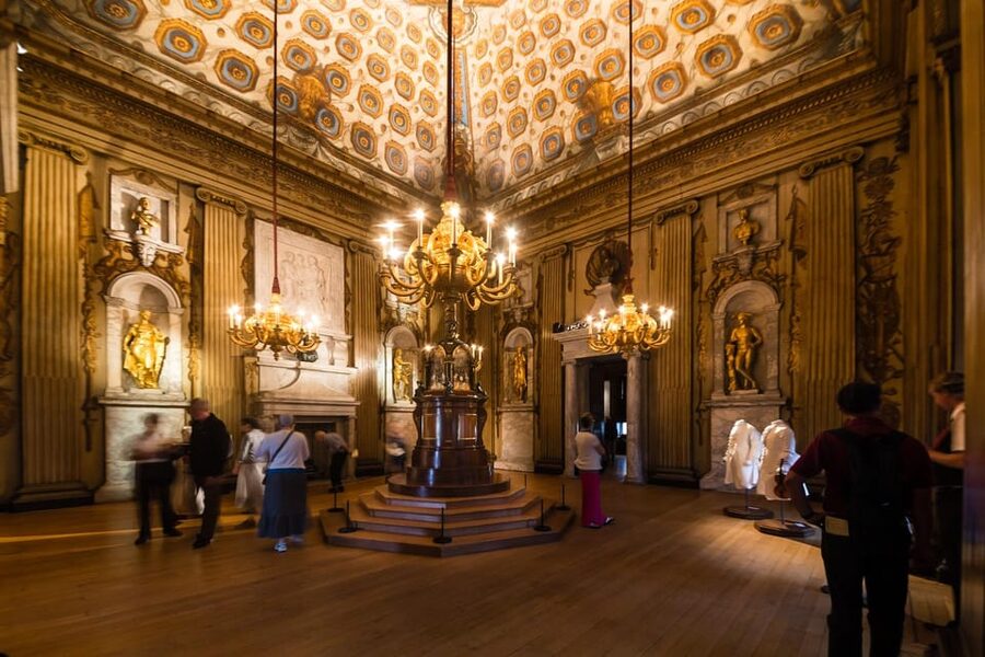 London: Kensington Palace Tour, Guard Change & Afternoon Tea - Kensington Palace with an audio guide: freedom after the big moment