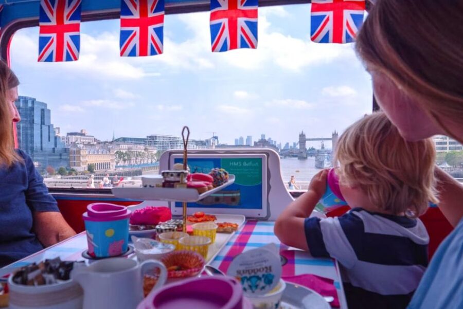 London: Peppa Pig Bus Tour with Entertainment - Getting on the Routemaster: Temple Station and the 1.5-hour flow