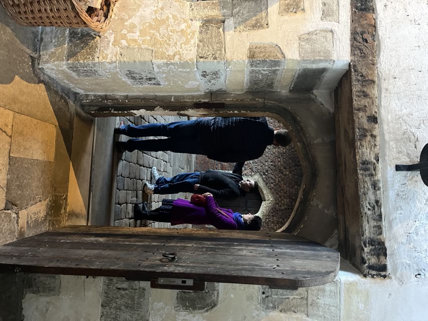 London: Royal Hampton Court Guided Tour with Afternoon Tea - Sunken gardens: when the palace turns into a walking experience