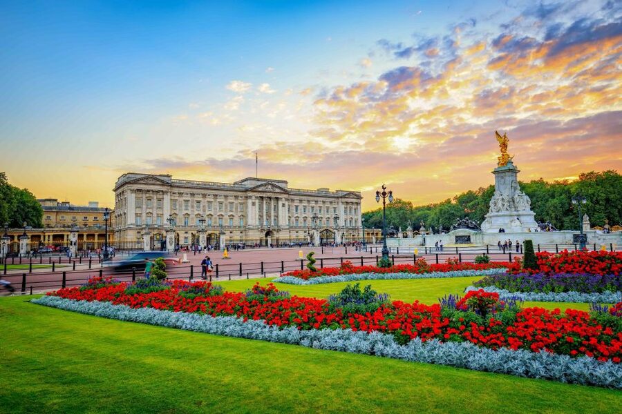 London: Tower, Cruise, & Harrods Tea Full-Day Experience - A fast start from Victoria Coach Station to St Paul’s Cathedral