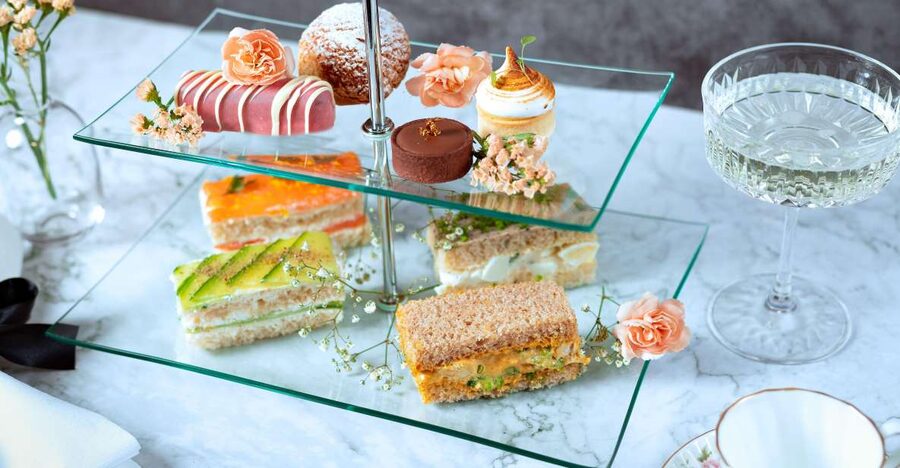 London: Traditional Afternoon Tea Tour in a Luxury Coach - How the interactive audio guide turns passing views into learning