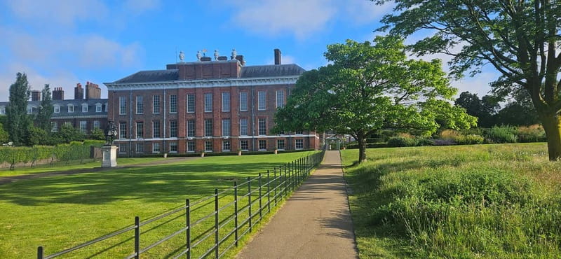 London: VIP Kensington Palace Gardens Tour & Royal High Tea - Cradle Walk, the Sunken Garden, and the Diana Statue