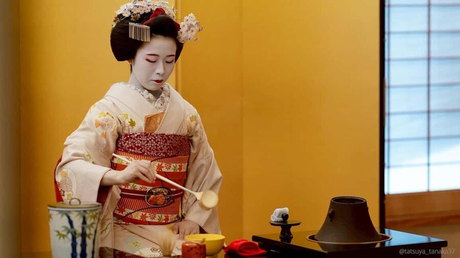 Maiko Dance and Tea Ceremony on a Noh Stage in Kyoto - Language support and guided interpretation: less guessing, more understanding