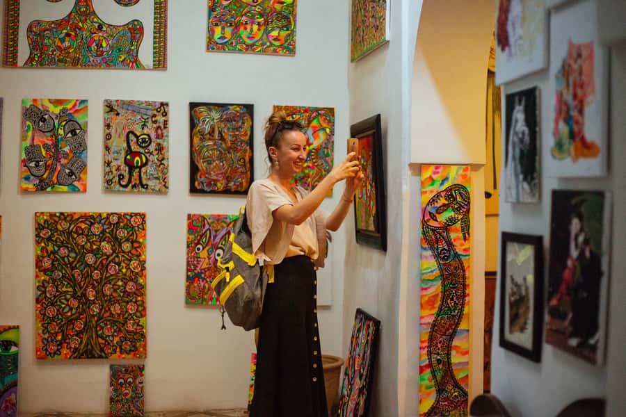 Marrakech: Live Like a Local Private Tour with Tea and Snack - Meeting an artist in the neighborhood: why this stop matters