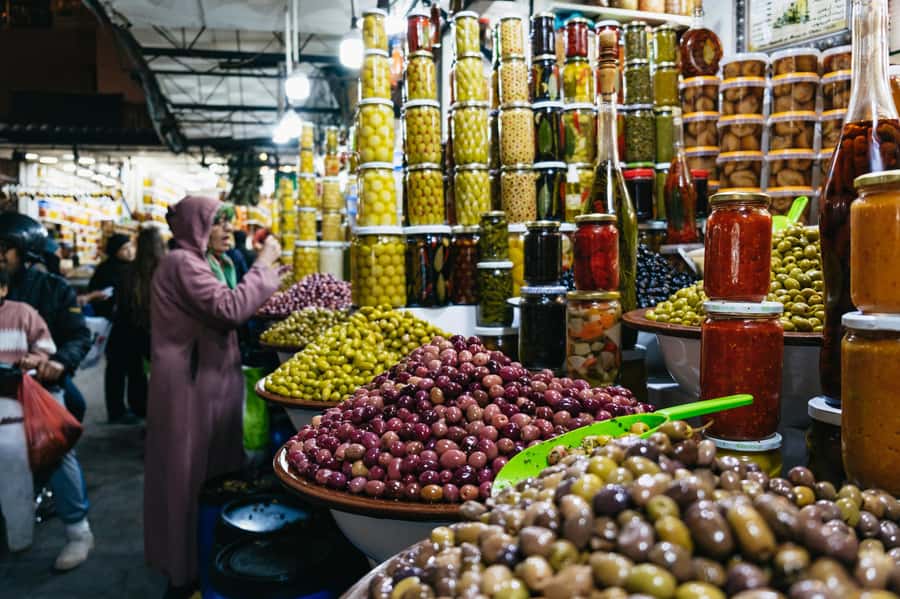 Marrakech: Medina by Night Walking Tour with Moroccan Tea - Souk shopping without the chaos: fabrics, crafts, and bargaining energy