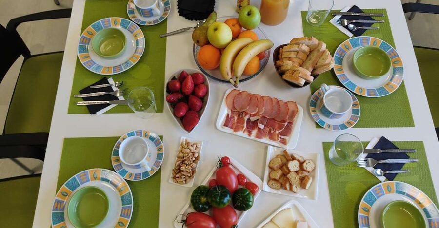 OleoAlmanzora: Guided tour + EVOO Breakfast/Afternoon tea - From groves to the facilities: tasting room, cellar, and bottling view