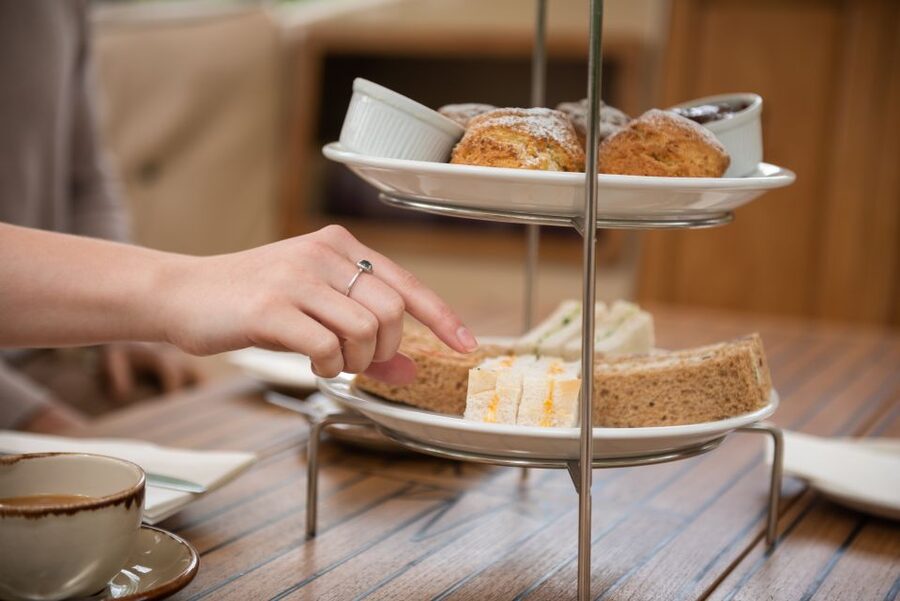 Oxford: Sightseeing River Cruise with Afternoon Tea - From Folly Bridge onto the river: a simple start with strong Oxford views