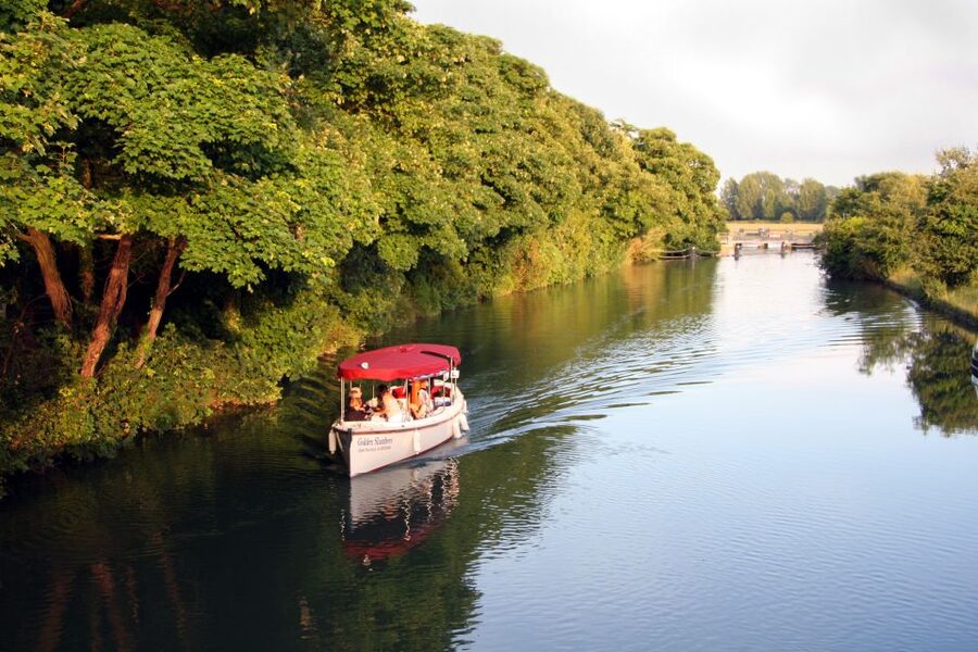 Oxford: Sightseeing River Cruise with Afternoon Tea - Boat houses and bridges: why the water-level view feels special