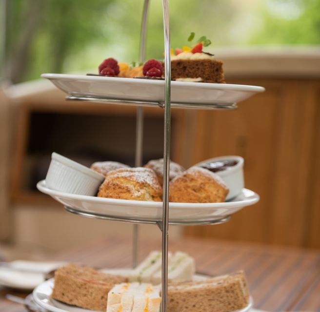 Oxford: Sightseeing River Cruise with Afternoon Tea - The University Regatta stretch: rowing-course sights you can actually see
