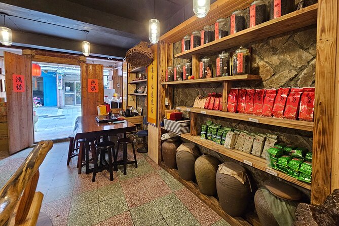 Pinglin Tea Culture & Maokong Day Tour from Taipei - Elephant Mountain Trail: the short hike that ends with Taipei views
