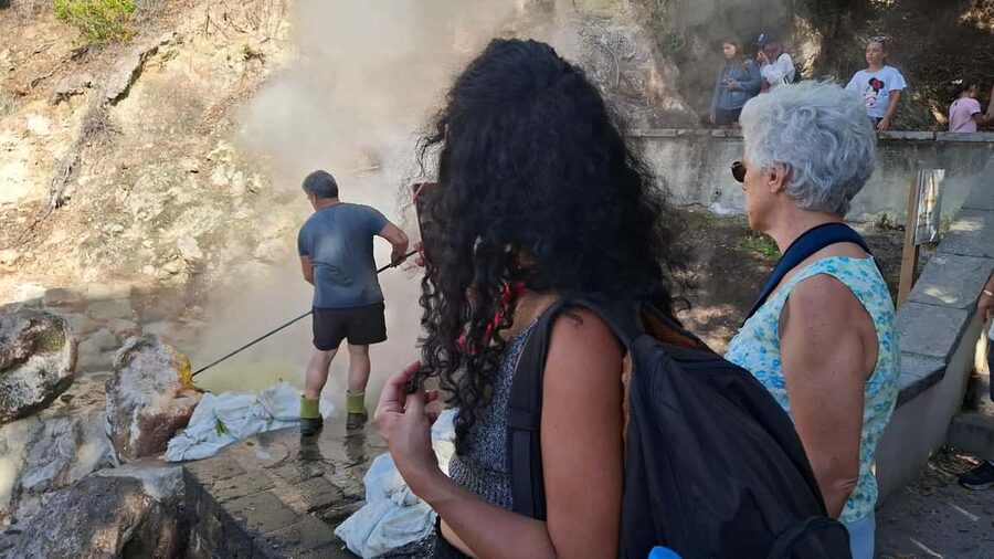 São Miguel: 2-Day Island Tour, Tea & Pineapple Plantation - West day’s best late hits: ocean cliffs, black sand, Lagoa do Fogo