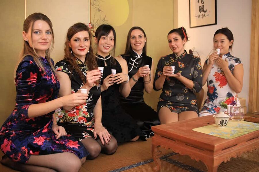 Shanghai: Song Dynasty Tea Ceremony Experience - Languages, interpreter help, and the private-group advantage