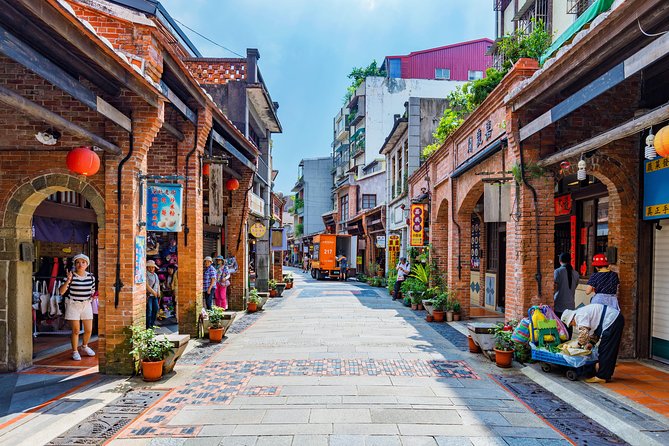 Sip & Savor: Maokong Tea & Shenkeng Stinky Tofu Private Day Tour - Maokong Gondola: scenic views without the hassle