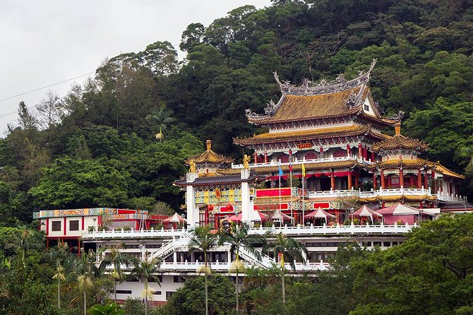 Sip & Savor: Maokong Tea & Shenkeng Stinky Tofu Private Day Tour - Who this private day tour suits best