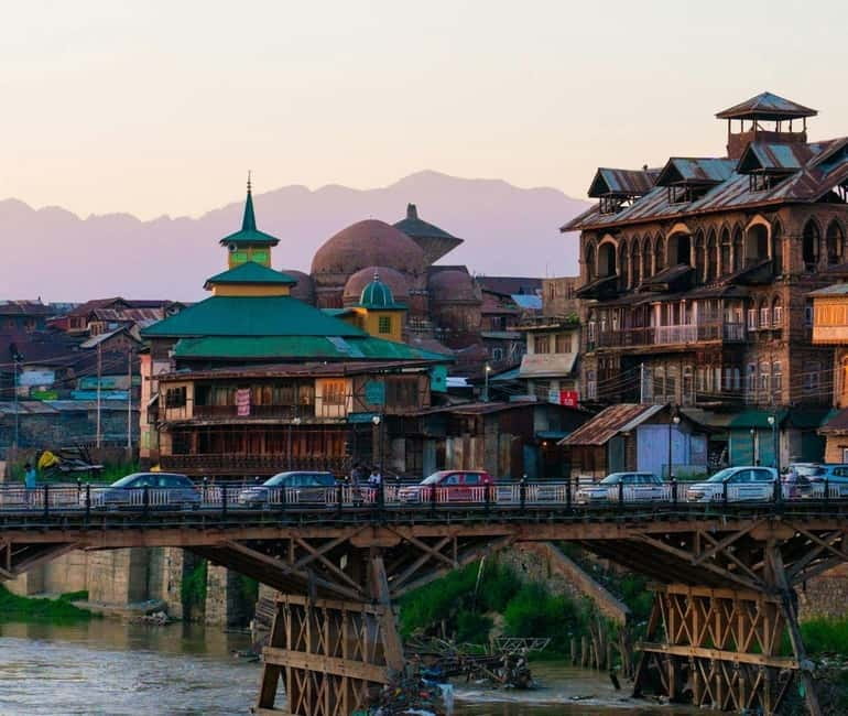 Srinagar Old City Heritage Walking Tour with Kahwa Tea - Entering the old city at Pather Masjid