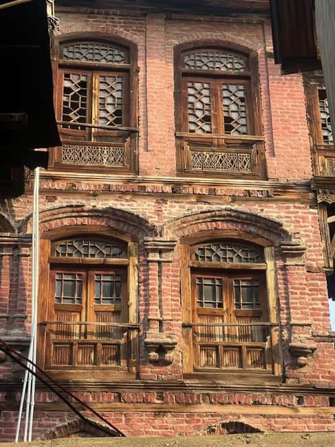 Srinagar Old City Heritage Walking Tour with Kahwa Tea - Khanqah-e-Budshah’s tomb and why Budshah Moala hits different