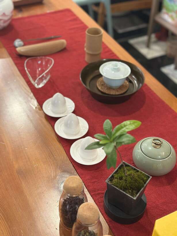 Tainan Culture Trip: Chinese Tea Ceremony_Oolong Tea - King runs the session in English, and the vibe stays personal